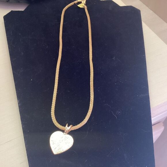 NWT. Goldtone Shiny Mesh Necklace with Faux Pearl Heart Pendant - Picture 3 of 6